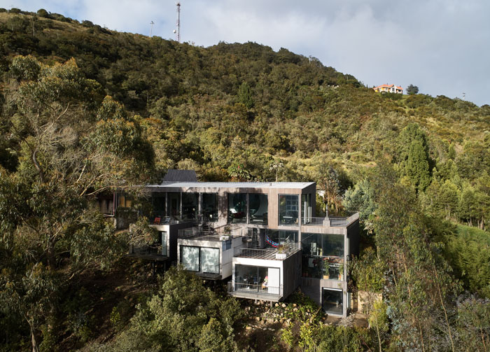 Un casa de arquitectura moderna en el bosque